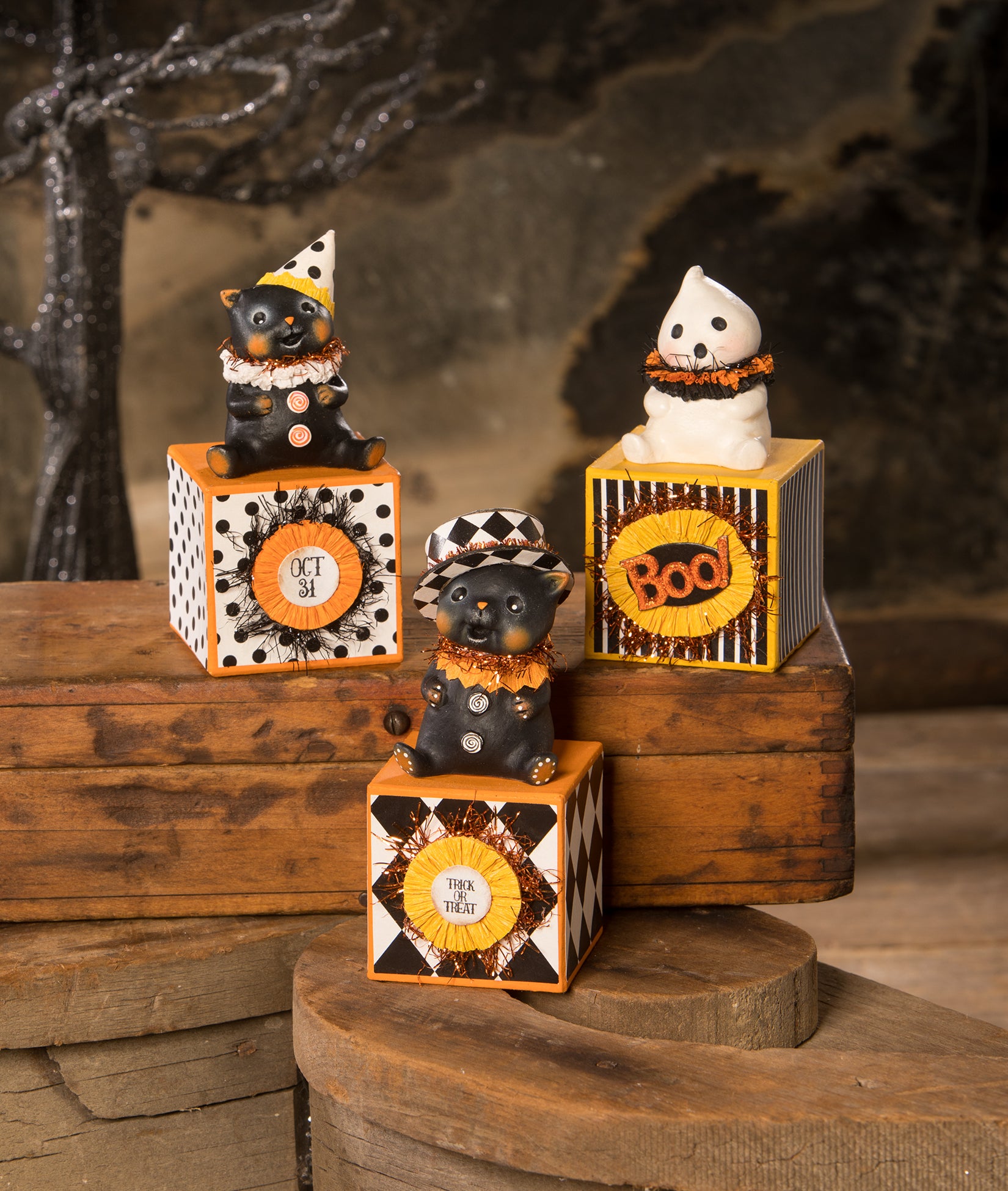 Cute Halloween Decorating Ideas - Ghost & Cats on Blocks